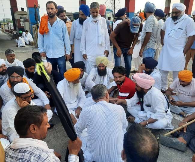 करनाल में भी हाईवे जाम कर दिया गया है।