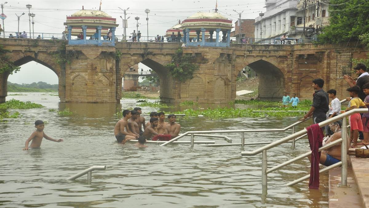 Flood In Jaunpur गोमती नदी का बढ़ गया जलस्तर, तटवर्ती इलाकों में खेती