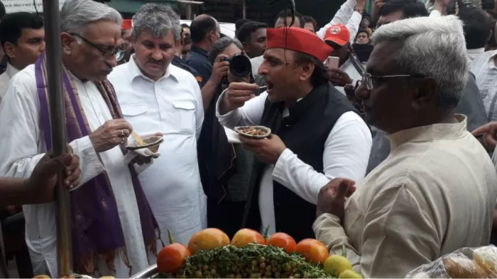 Akhilesh Yadav In Vrindavan: वृंदावन में चाट का स्वाद लेते पूर्व मुख्यमंत्री अखिलेश यादव