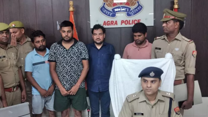 Agra News: आगरा पुलिस ने ठगों का गैंग पकड़ा है।