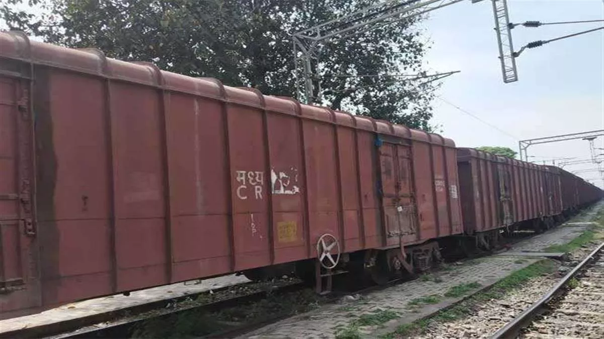 Madhya Pradesh: मालगाड़ी से गिरे ट्रेन मैनेजर, पंजाब मेल की गति कम कराकर किया गया रेस्क्यू
