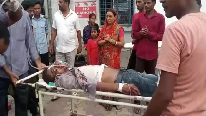 घायलों को अस्पताल पहुंचाते ग्रामीण। जागरण फोटो।