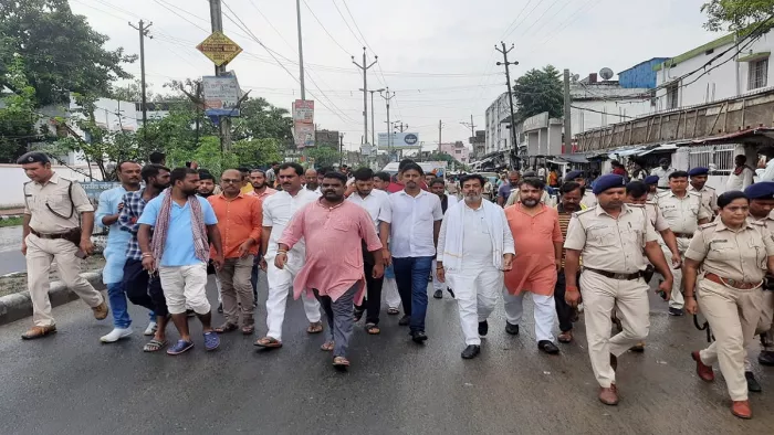 सदर अस्पताल गेट पर हंगामा व हत्या के विरोध में शहर में मार्च निकालते भाजपा कार्यकर्ता। फोटो- जागरण
