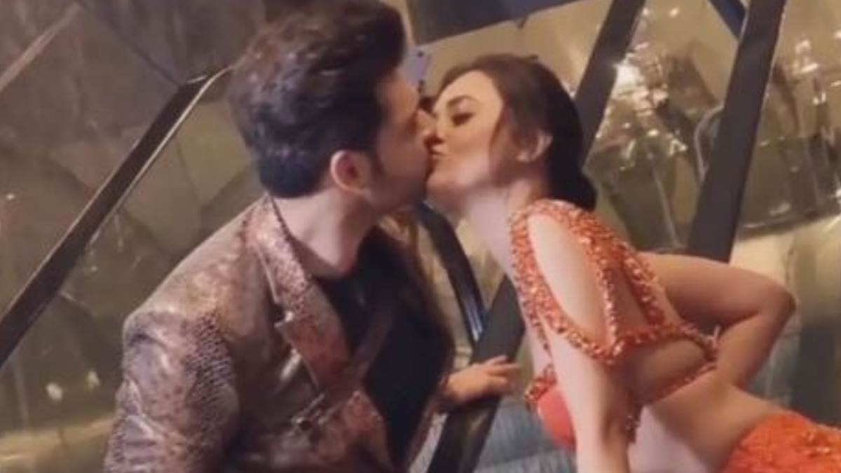 tejaswi prakash and karan kundrra kiss each other on escalator video fans reaction goes viral on social media