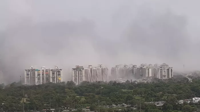 Noida Twin Tower Blast: दोपहर 2:30 पर हुआ धमाका, चंद सेकेंड में इतिहास बन गए सियान और एपेक्स, देखें वीडियो