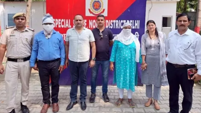 पुलिस की गिरफ्त में आरोपित डिप्टी डायरेक्टर और पत्नी। जागरण