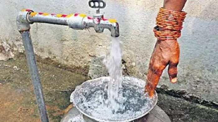 Water Crisis : सरकारी नल से पानी भरने को लेकर भिड़ गए दो पक्ष