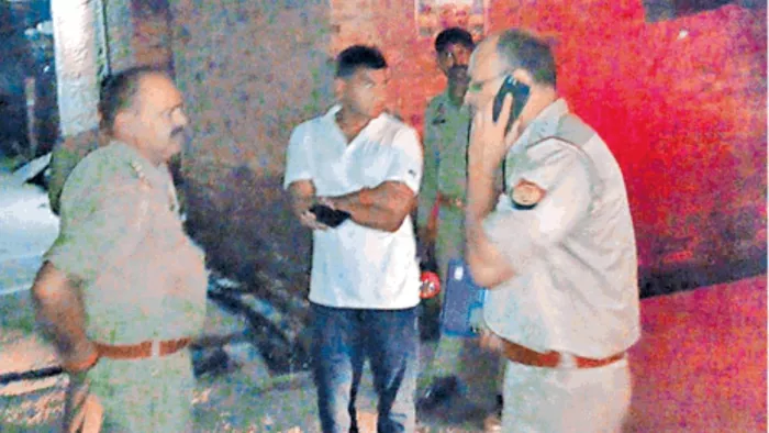 घटना के बाद तनाव के बीच मौके पर मौजूद पुलिस। -जागरण