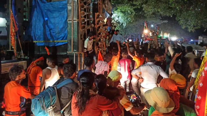 बदायूं में कांवड़ियों के जत्थे पर मुस्लिम क्षेत्र में पथराव, गुस्साए लोगों ने चौकी के सामने लगाया जाम-प्रदर्शन