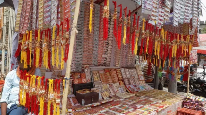 Rakshabandhan: बिहार में राखी की दुकानों पर बढ़ी भीड़, सबसे ज्यादा इन राखियों की हो रही बिक्री