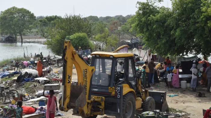 Delhi: जी-20 से पहले प्रशासन ने मयूर विहार में खादर से हटाई झुग्गियां