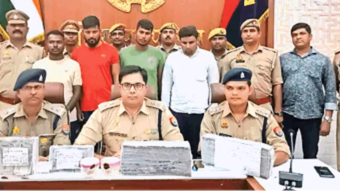 पुलिस की गिरफ्त में पकड़े गए जालसाज। -जागरण