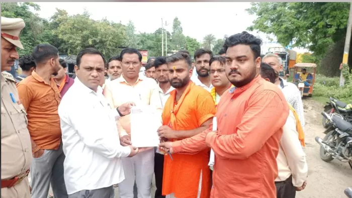हरिहर मंदिर पर जल चढ़ाने जाने से रोका, एसडीएम को सौंपा ज्ञापन