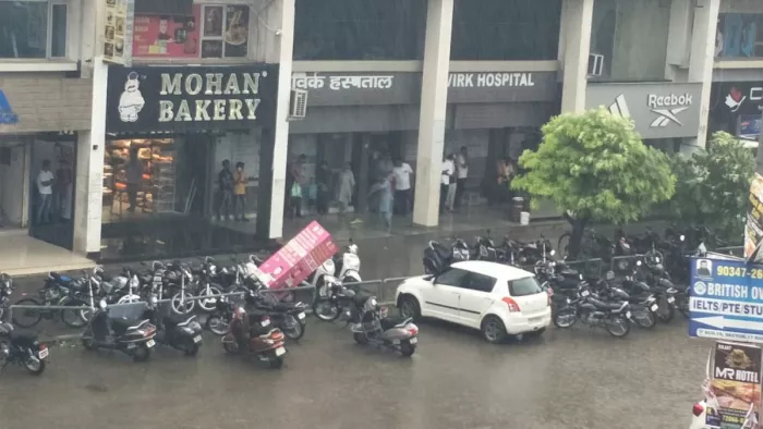 Haryana Weather: बारिश होने से गर्मी से मिली राहत तो तालाब में बदली सड़कें