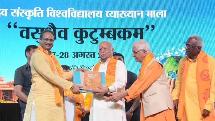 कार्यक्रम में संघ प्रमुख मोहन भागवत का युगसाहित्य आदि भेंटकर सम्मानित करते प्रतिकुलपति डा चिन्मय पंड्या, कुलपति शरद पारधी आदि।