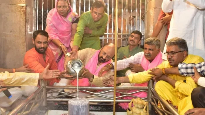 शाहगंज स्थित पृथ्वीनाथ महादेव मंदिर पर हुआ मेले का शुभारंभ।