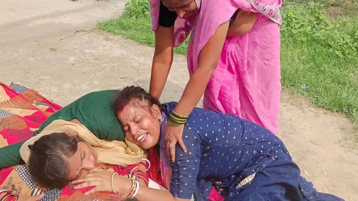 पोस्टमार्टम हाउस के बाहर रोते-बिलखते स्वजन। फोटो- जागरण