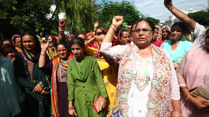 पार्टी मुख्यालय के बाहर प्रदर्शन करती रामनगर की महिला कार्यकर्ता। (फोटो- जागरण)