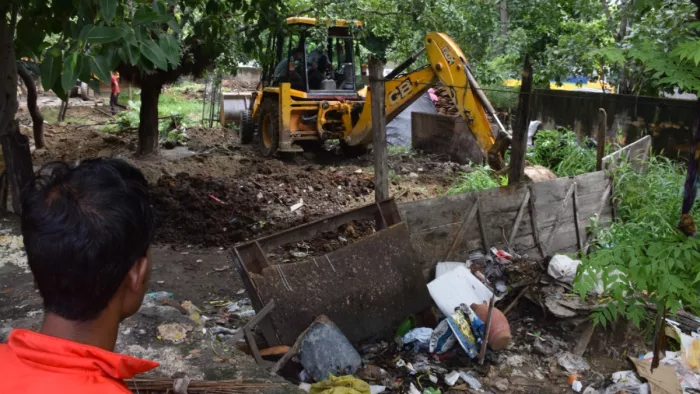 दिल्ली के दल्लूपुरा में अतिक्रमण पर गरजा DDA का बुलडोजर।