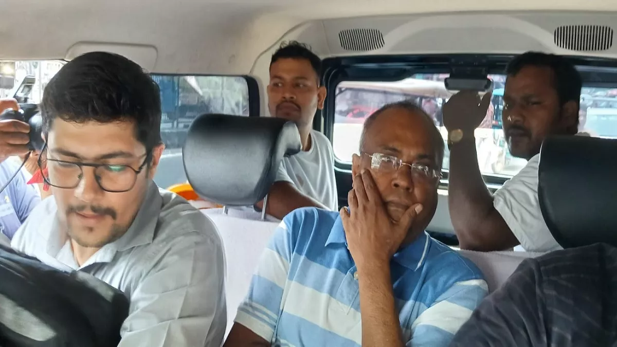 10 लाख की रिश्वतखोरी में CBI ने कसा शिकंजा, इनकम टैक्‍स कमिश्‍नर संतोष कुमार समेत 5 गिरफ्तार