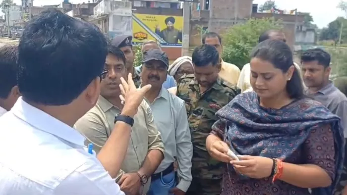 जमुई की एमएलए के सामने दो अधिकारियों की बहस (जागरण)