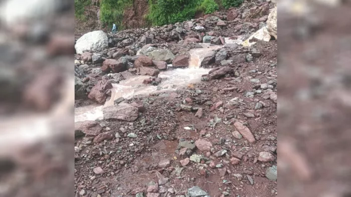 भारी बारिश होने से बह गई कई सड़कें (जागरण फोटो)