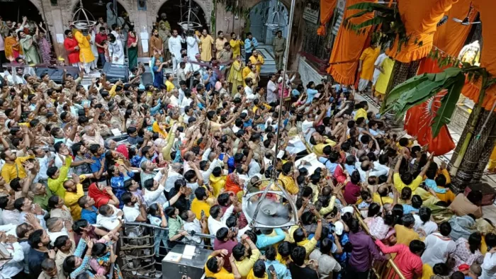 Banke Bihari Mandir: ठाकुरजी की मंगला आरती के दौरान श्रद्धालु।
