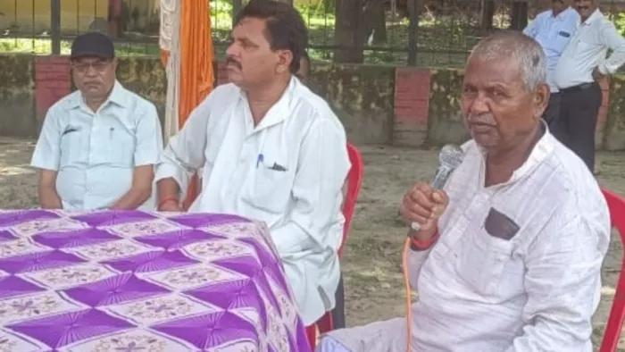 बीसलपुर मंडी स्थल पर मंगलवार को धरनास्थल पर समर्थकों को संबोधित करते पूर्व विधायक रामसरन वर्मा। जागरण