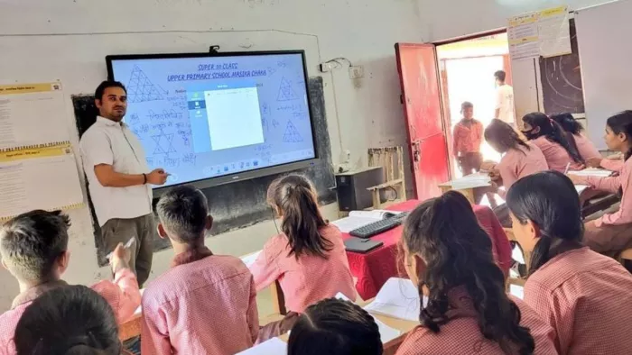 1800 बेसिक स्कूलों में चल रहा ‘हमारा विद्यालय, हमारा गौरव’ कार्यक्रम