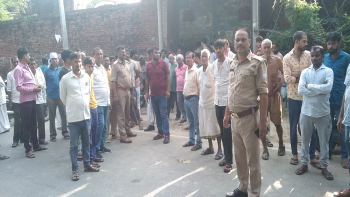 गांव हजारा में दिन दहाड़े चोरी की घटना की सूचना पर घर के सामने मौजूद ग्रामीण और पुलिस। जागरण