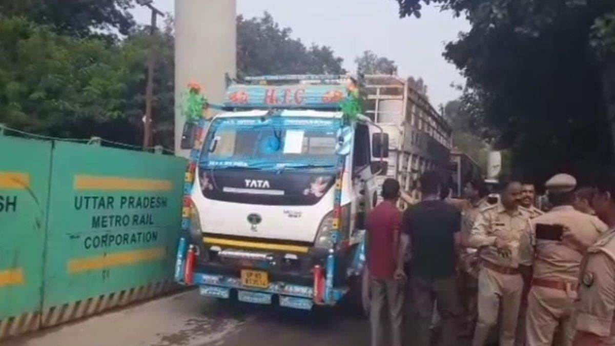 https://www.jagranimages.com/images/newimg/28082025/28_08_2025-agra_accident_2_24028283.jpg