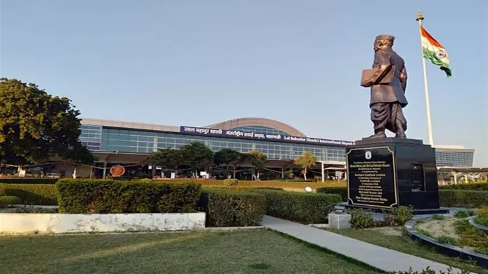 हवाई अड्डे पर एलएमजी के कारतूस संग पकड़ा गया विमान यात्री।