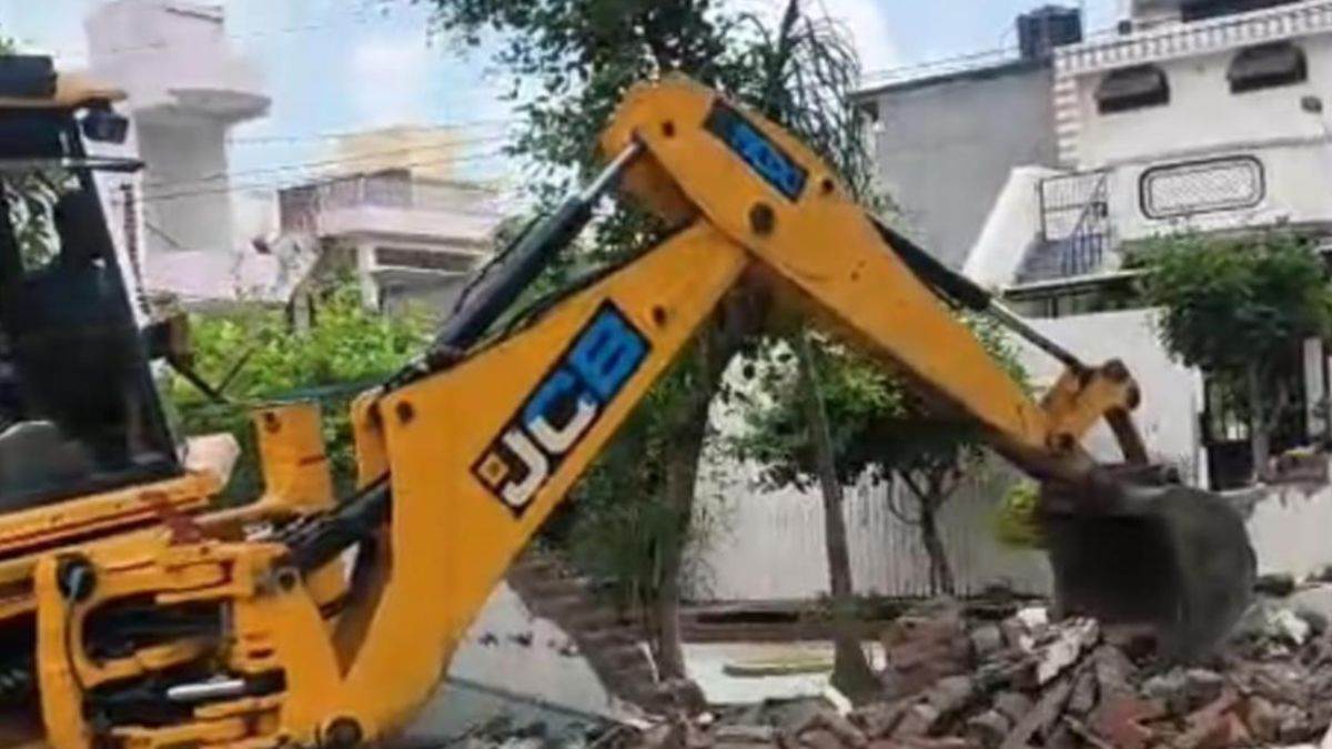 https://www.jagranimages.com/images/newimg/28082025/28_08_2025-bulldozer_action__21_24027892.jpg