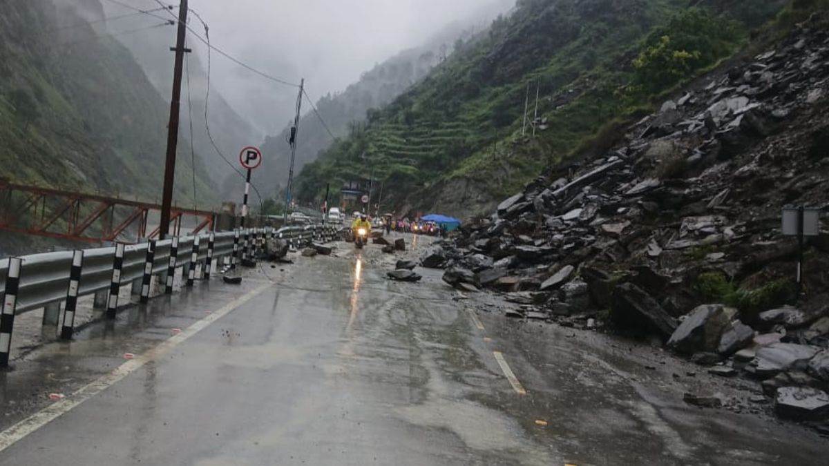 https://www.jagranimages.com/images/newimg/28082025/28_08_2025-chamba_landslide_road_24027912.jpg