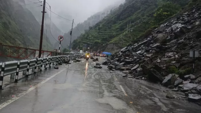 भूस्खलन के कारण बंद चंबा से भरमौर सड़क। फोटो दो दिन पुराना है।