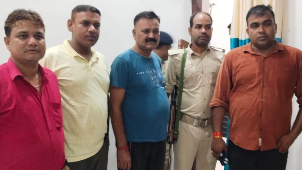 https://www.jagranimages.com/images/newimg/28082025/28_08_2025-corrupt_police_inspector_24027695.jpg