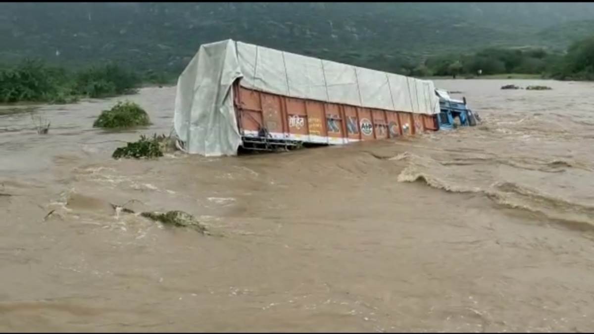 https://www.jagranimages.com/images/newimg/28082025/28_08_2025-flood_24027392_31237887.jpg