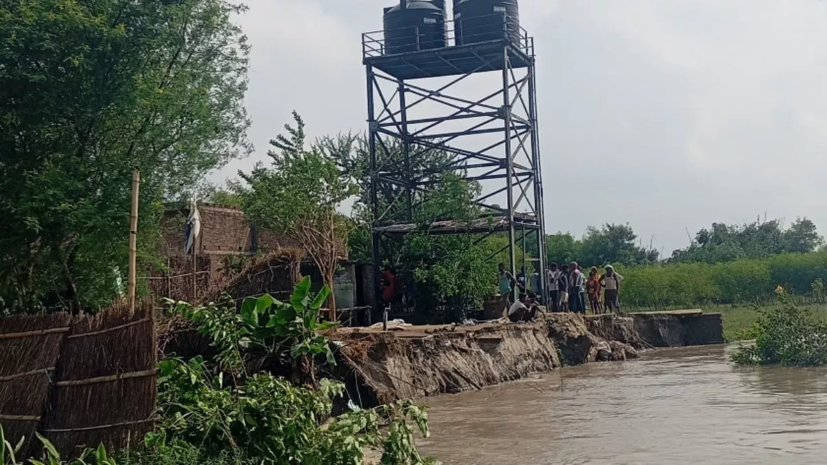 Bihar Flood: मुंगेर में डरा रही गंगा, कटाव के डर से लोग पलायन को मजबूर, डर घंटे बढ़ रहा 4 सेमी पानी