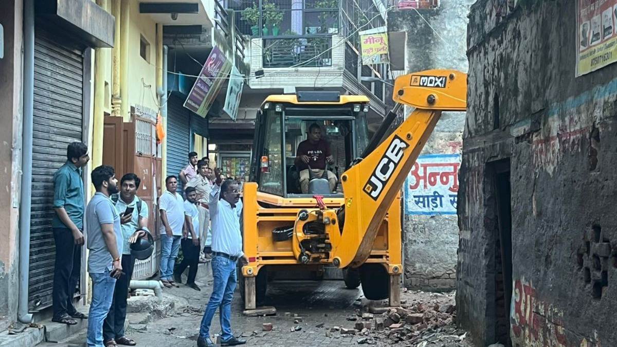 ncr gurugram municipal corporation demolishes three dilapidated buildings