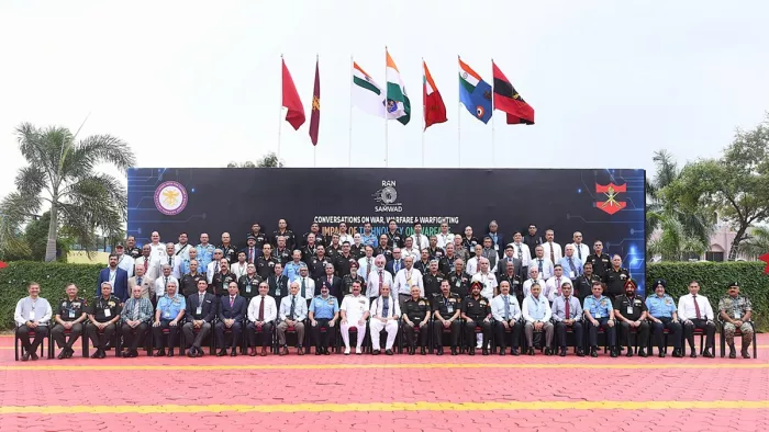 रन संवाद के एक सेशन के बाद राजनाथ सिंह के साथ आर्मी ऑफिसर का फोटो सेशन (फोटो- एक्स)