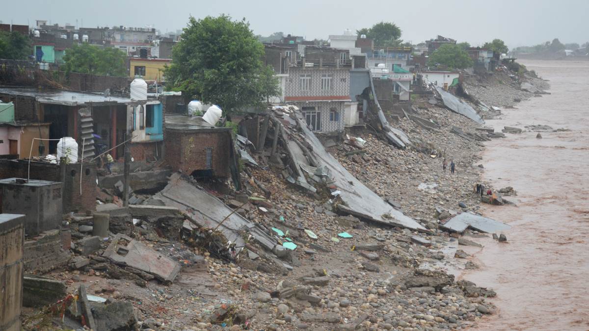 https://www.jagranimages.com/images/newimg/28082025/28_08_2025-jammu_rainfall_17_24027963.jpg