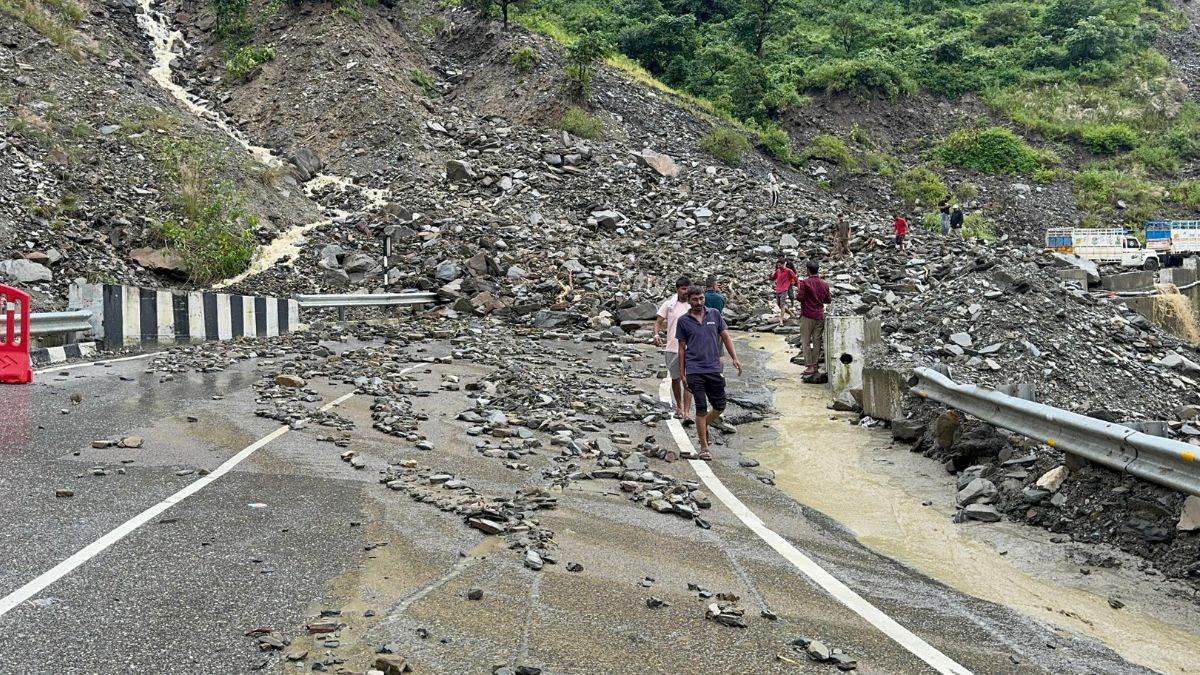 https://www.jagranimages.com/images/newimg/28082025/28_08_2025-manali_highway_landslide_24027785.jpg