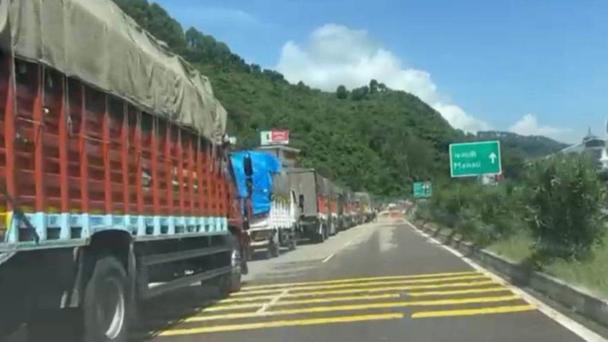https://www.jagranimages.com/images/newimg/28082025/28_08_2025-manali_highway_traffic_jam_24027702.jpg