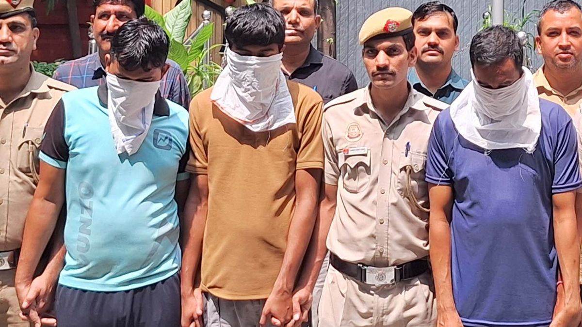 https://www.jagranimages.com/images/newimg/28082025/28_08_2025-mobile_smuggling_to_bangladesh_24028516.jpg