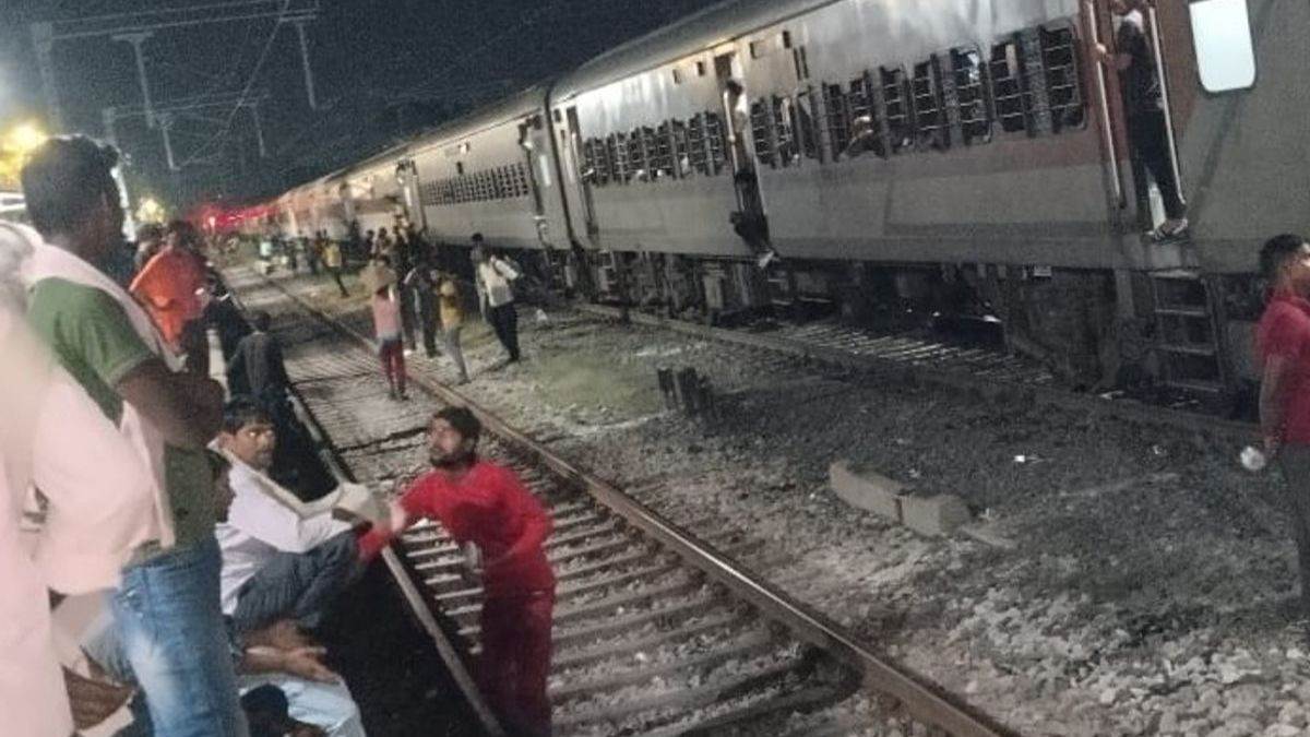 https://www.jagranimages.com/images/newimg/28082025/28_08_2025-mumbai_lokmanya_tilak_express_24028559.jpg