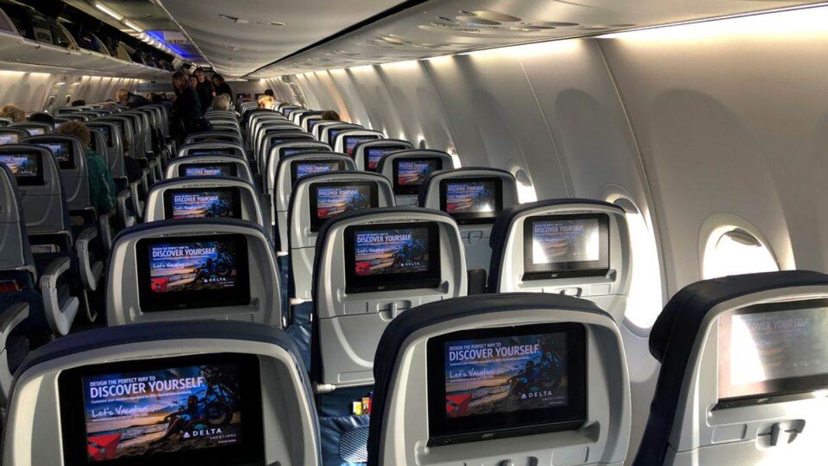 https://www.jagranimages.com/images/newimg/28082025/28_08_2025-plane_middle_seat_dispute_24028164.jpg