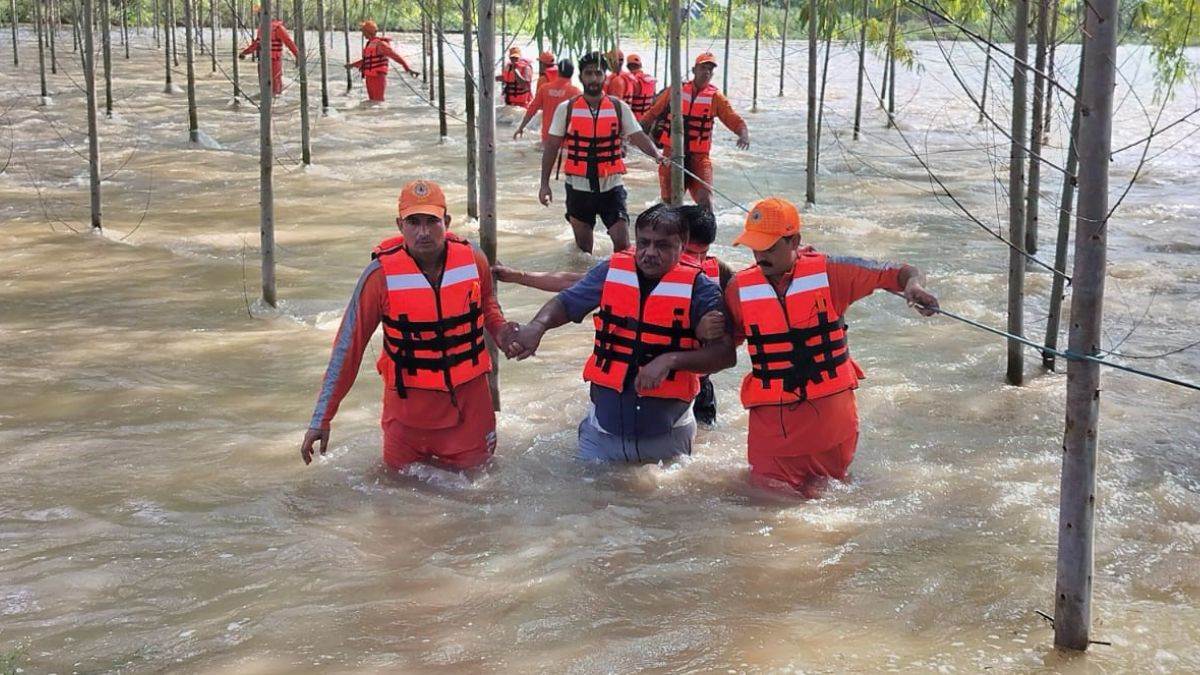 https://www.jagranimages.com/images/newimg/28082025/28_08_2025-pong_dam_flood_alert_today_24027592.jpg