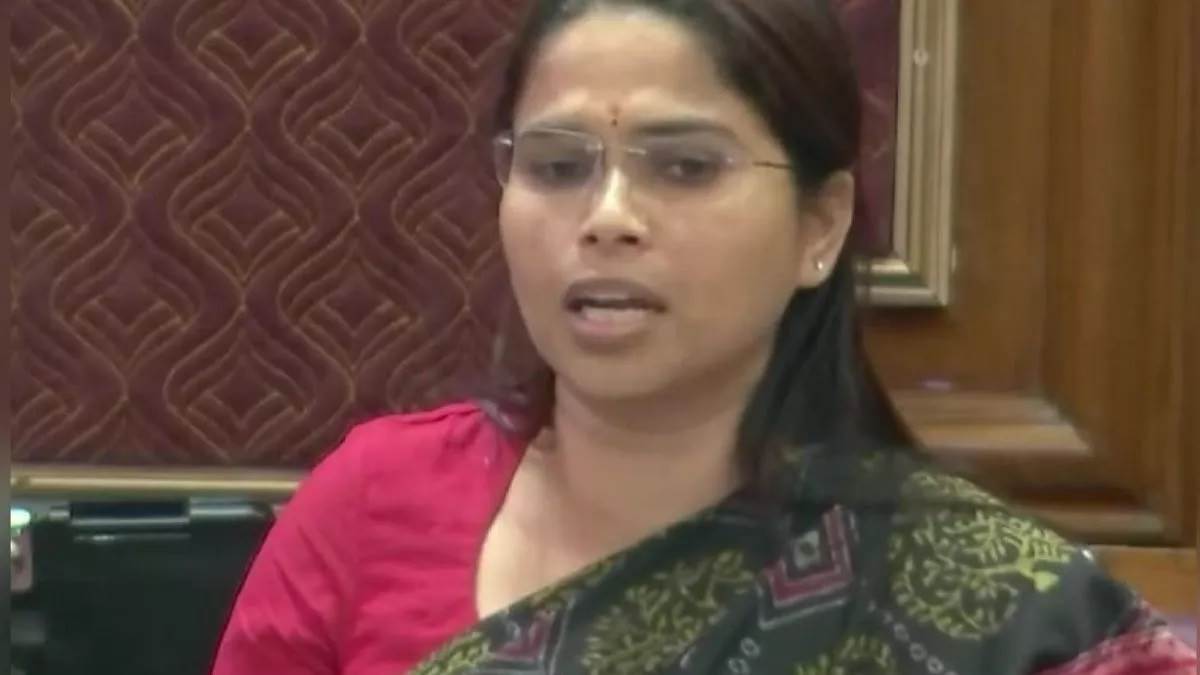 https://www.jagranimages.com/images/newimg/28082025/28_08_2025-pooja_24027769.jpg
