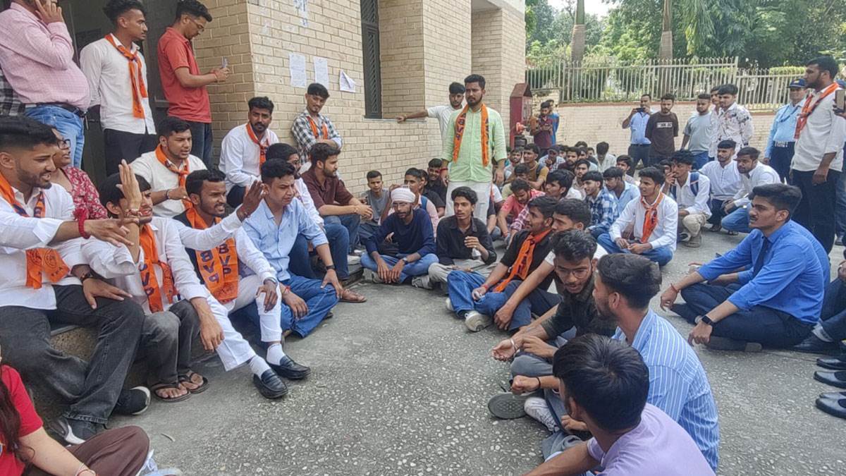 https://www.jagranimages.com/images/newimg/28082025/28_08_2025-protest_24027746.jpg