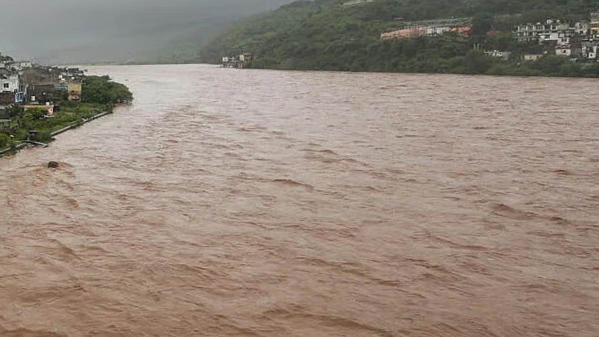 https://www.jagranimages.com/images/newimg/28082025/28_08_2025-tawi_flood_jammu_24027699.jpg